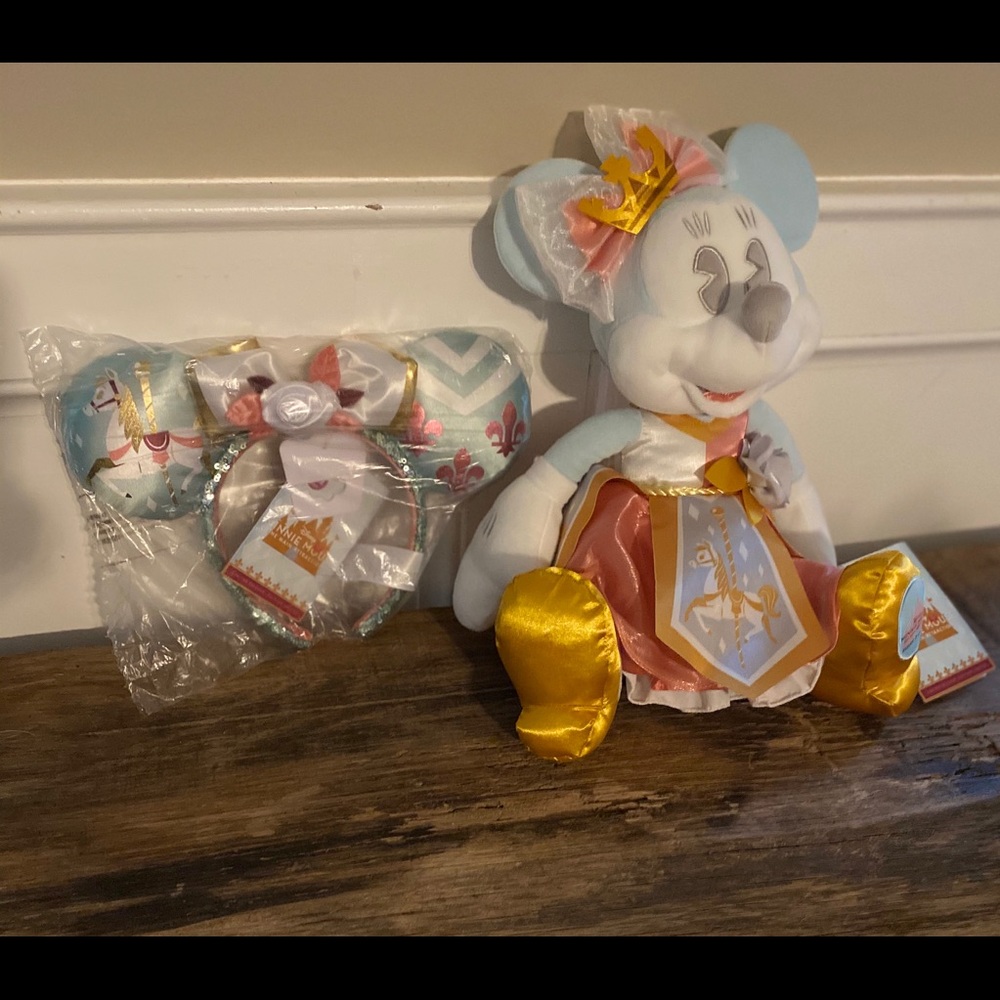 NWT MMMA Minnie Attraction King Arthur Set